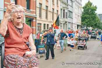 “Dit had ik nooit verwacht”: 100-jarige Carolina geëmotioneerd wanneer familie en buren haar verrassen met feest én fanfare