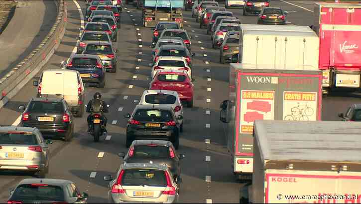 Almere - Ruim een uur file op A6 door ongeluk met meerdere auto's bij Hollandse Brug