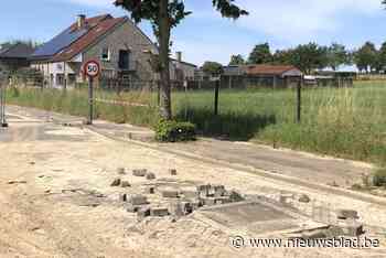 Wegdek beschadigd door opstuwend rioolwater: Bolderstraat in Riemst afgesloten