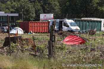 Organisatoren en feestvierders komen puin ruimen na raveparty: “Hier wonen zeurpieten in de buurt”