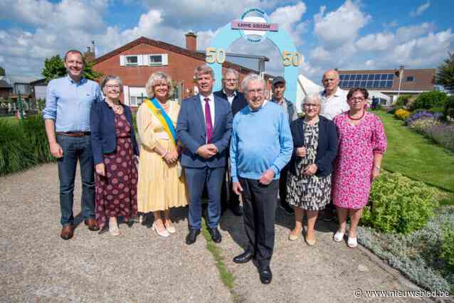 Pionier Jan (88) in de bloemen gezet tijdens vijftigste verjaardag Heem-en Kunstkring Lamme Goedzak