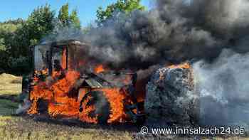 Radlader fängt Feuer: Vollbrand auf Feld nahe Albaching