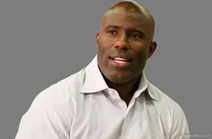 Hall of Fame NFL player Terrell Davis says he was handcuffed, 'humiliated' on United flight