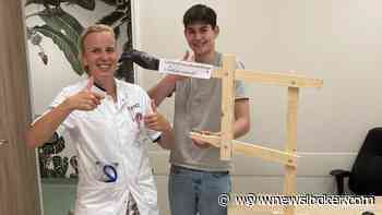 Tijmen (17) maakt schouderklopmachine om kinderlongarts te bedanken: 'Heb je verdiend!'