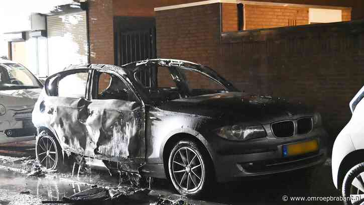 Explosie verwoest BMW, buurt schrikt wakker van enorme knal