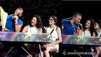 Chris Martin legge il cartellone di una ragazza e la chiama sul palco: la sua storia è da brividi