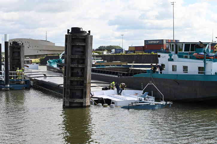 Schip zinkt na aanvaring met ander vrachtschip op Waal