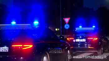 Scavalca dal balcone e si nasconde nell'armadio, non poteva avvicinasi alla casa del padre