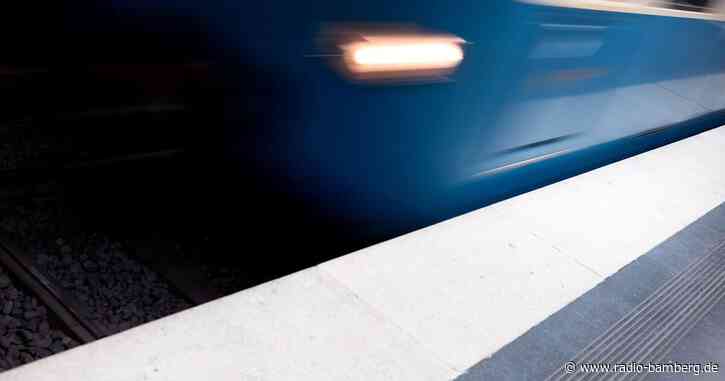Mann stürzt auf U-Bahn-Gleise: Retter verhindert Schlimmeres