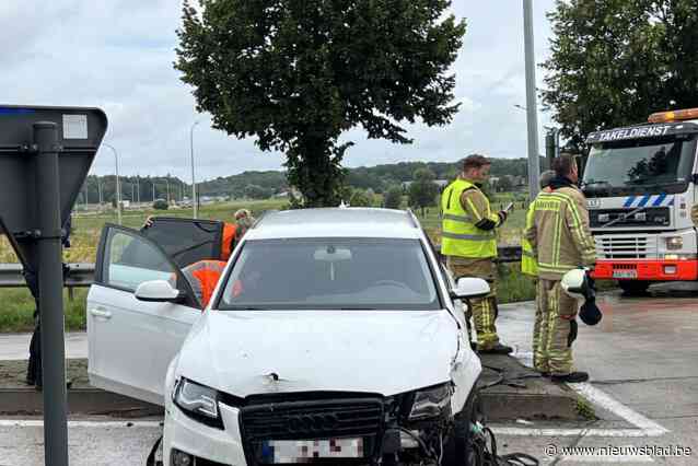 Vrouw (41) pleegt vluchtmisdrijf na ongeval, maar crasht 40 minuten later zwaar op vluchtheuvel: brandweer bevrijdt haar via koffer