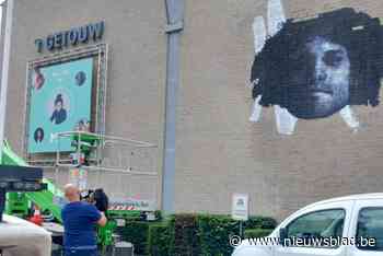 Wout Faes blijft voorlopig op gevel hangen in zijn thuisgemeente: arbeiders krijgen enorme muurschildering niet verwijderd