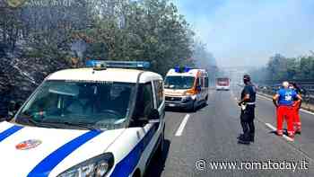 Auto prende fuoco sulla via Pontina, la polizia locale mette al sicuro il conducente