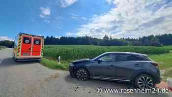 Frau verliert offenbar Kontrolle über Wagen und landet im Graben