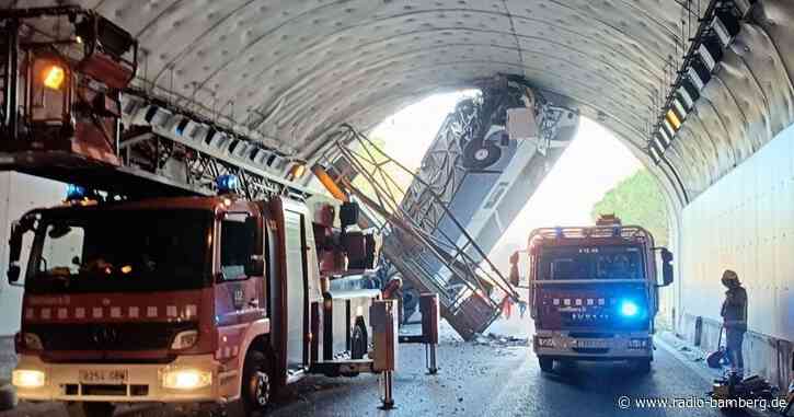 Bus nach Unfall fast in der Senkrechten: 31 Verletzte