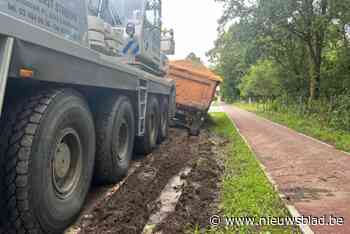 Vrachtwagen zakt weg in berm naast heraangelegde Stationlei