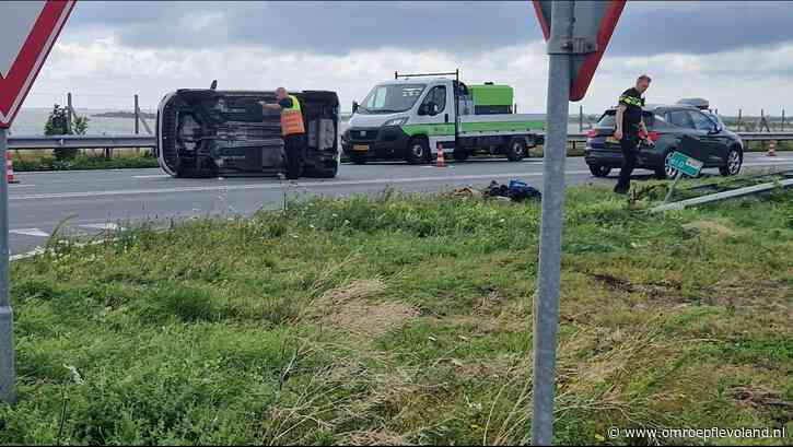 Flevoland - Botsing op de Markerwaarddijk, auto belandt op z'n kant