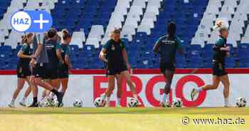 Stadt gibt Fußballkarten an Kinder und Jugendliche