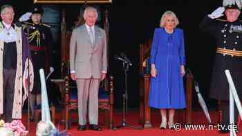 Verband am Fuß: Königin Camilla mit Verstauchung auf Reisen