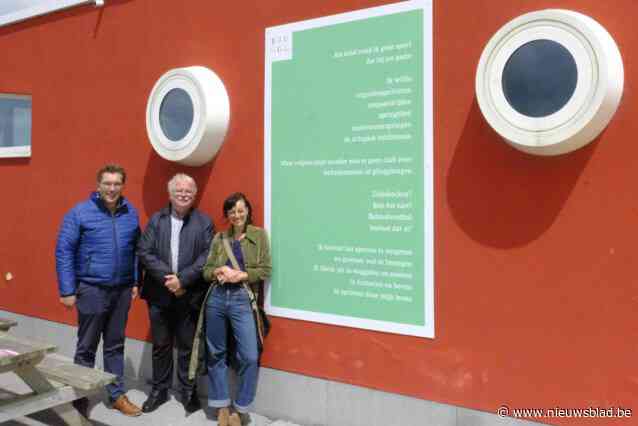 Schrijfster Lara Taveirne onthult stadsgedicht op Badengebouw