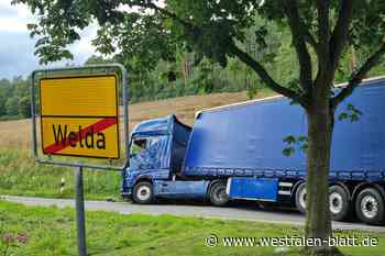 In den Graben gerutscht: Lkw aus dem Iran fährt sich bei Welda fest