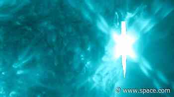 Sun blasts out 2nd X-class flare this week, triggers more radio blackouts (video)