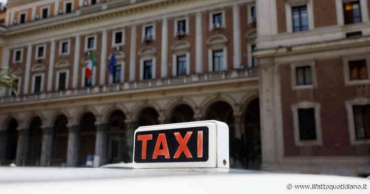 Taxi, mini-rivoluzione e proteste a Roma: mille licenze in più. Ma le tariffe aumentano e la corsa minima sarà 9 euro