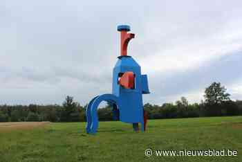 Controversieel kunstwerk in Zonhoven beplakt met stickers: gemeente overweegt klacht