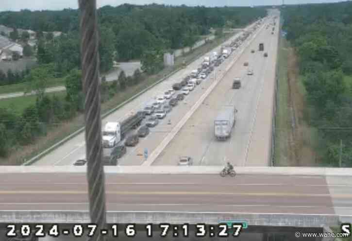 I-69 crash stalls traffic between Goshen, Illinois roads
