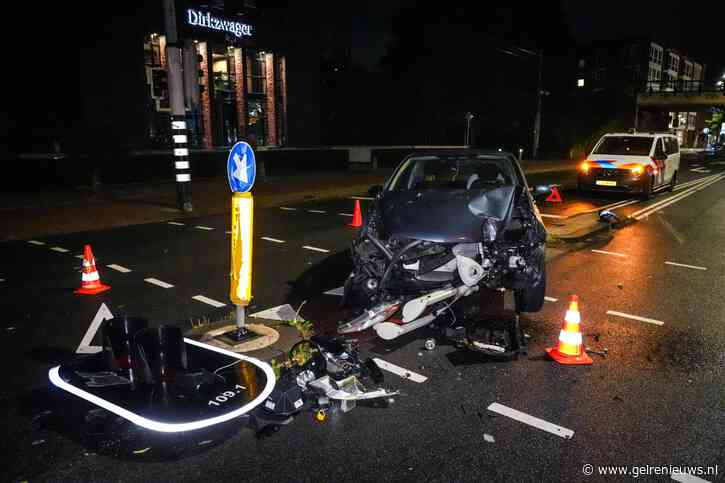 Automobilist wijkt uit voor overstekende katten en krijgt ongeval