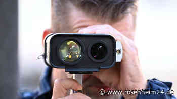 Mit mehr als 70 zu schnell: Motorradfahrer (63) muss nicht nur Schein abgeben