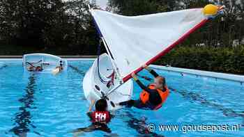Zeiljeugd krijgt les in omslaan met boot