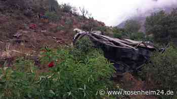 Bus stürzt 200 Meter in die Tiefe - 26 Menschen tot