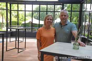 Kim (39) en Davy (41) pakken feestzaal Hof ter Buecken volledig onder handen: “Ook wat bos naar binnen gebracht”