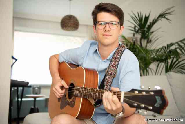 Jarmo (19) bouwt aan carrière als singer-songwriter: “Zelfs tijdens wandeling met de hond ben ik met muziek bezig”
