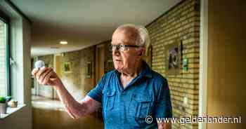 Pater Martien (83) heeft een lucratieve ‘bijbaan’: hij verzamelde al 40.000 golfballen van de buren