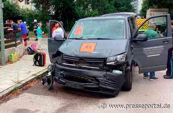 FW-M: Umgestürzter Kleintransporter blockiert Fahrbahn (Hadern)