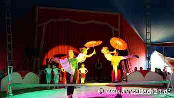 Mitmachzirkus in Obertaufkirchen: Fliegende Kinder und ein Schulleiter am Brett des Messerwerfers