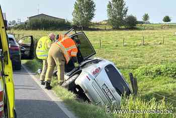 Bejaard koppel door kennissen uit gekantelde auto in gracht gehaald