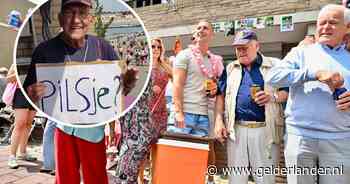 ‘Voor je maatje doe je alles’: groots afscheid voor Puck Peters, veteraan die jarenlang de biertjes vanaf zijn balkon liet zakken