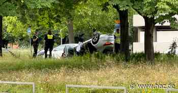 Unfall auf Hannovers Brühlstraße: Mercedes landet auf Dach