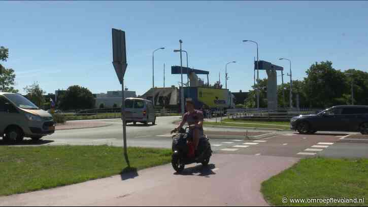 Urk - Burgemeester Urk zet boete van 1500 euro in tegen scooteroverlast