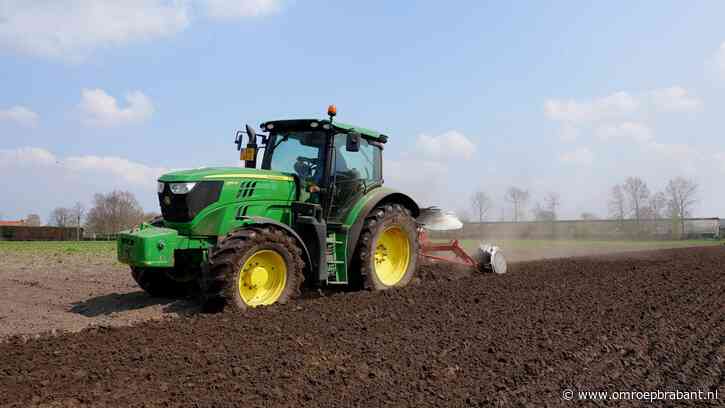 Akkers leeg door waterschade: 'Normaal mag je hier geen zwarte grond zien'