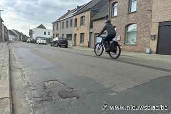 Bewoners van straat met ‘erbarmelijk wegdek’ moeten nog jaar wachten op heraanleg: “Fietsers moeten hier serieus opletten”