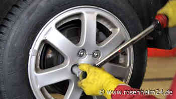 Mann (37) will nach Panne Reifen von Auto klauen: Dreiste Aktion endet im Desaster