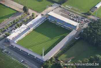 Kom trainen om het stadion te verlaten