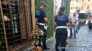 Roma, i simboli dell'amore imbrattano il centro: rimossi 700 chili di lucchetti tra Fontana di Trevi e Pantheon
