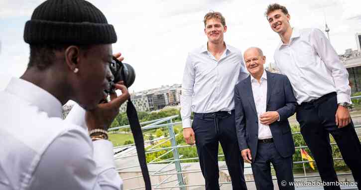 Schröder holt sich Fahnenträger-Tipps von Nowitzki