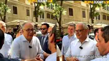 Gualtieri a via Ottaviano, prima la contestazione poi il faccia a faccia e i chiarimenti con i commercianti