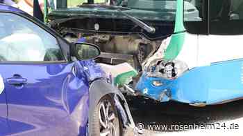 Linienbus gegen Kleinwagen: Zwei Verletzte nach folgenschwerem Unfall in Oberbayern