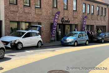 Oudere vrouw verliest controle over wagen en rijdt vijf geparkeerde voertuigen aan